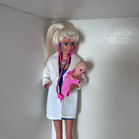 Vintage BARBIE Dr. Barbie, & baby, & “HEAR the Heartbeat stethoscope”, WORKS - Picture 10 of 16